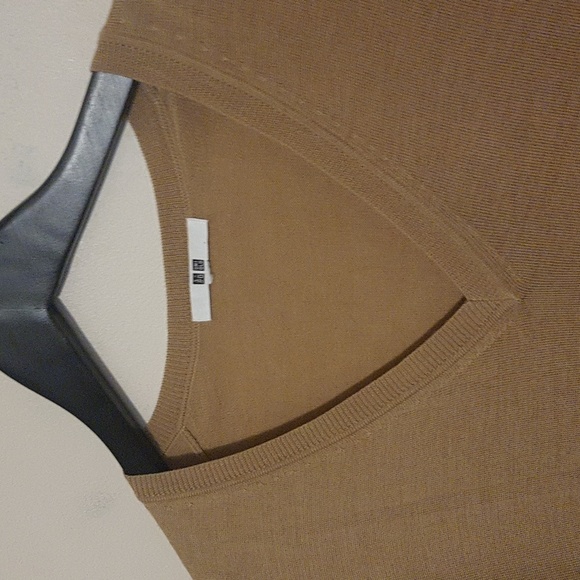 Uniqlo 100% virgin wool light knit tan v neck sweater - Picture 2 of 7